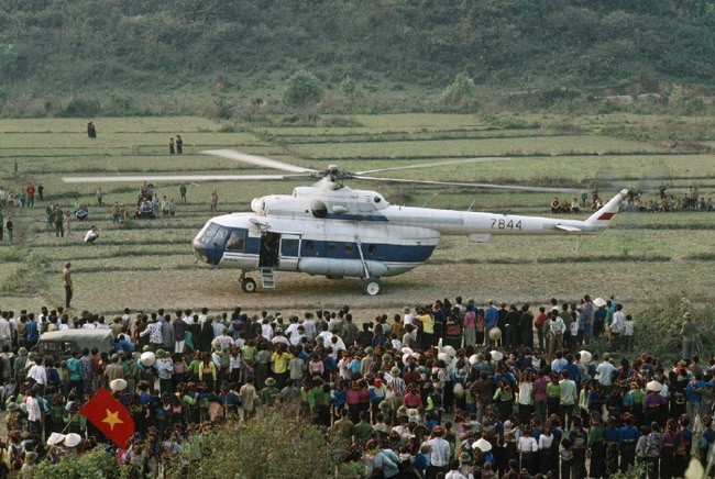 Máy bay trực thăng chở Đại tướng đến Điện Biên Phủ. Ảnh: Catherine Karnow.